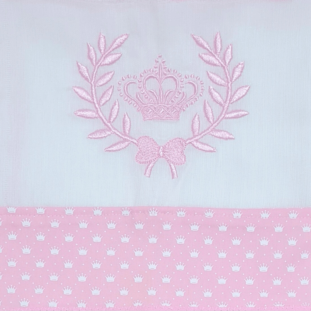 FRALDA DE OMBRO REALEZA 70X70CM COM BARRA ESTAMPADA DE COROAS BRANCA COM ROSA