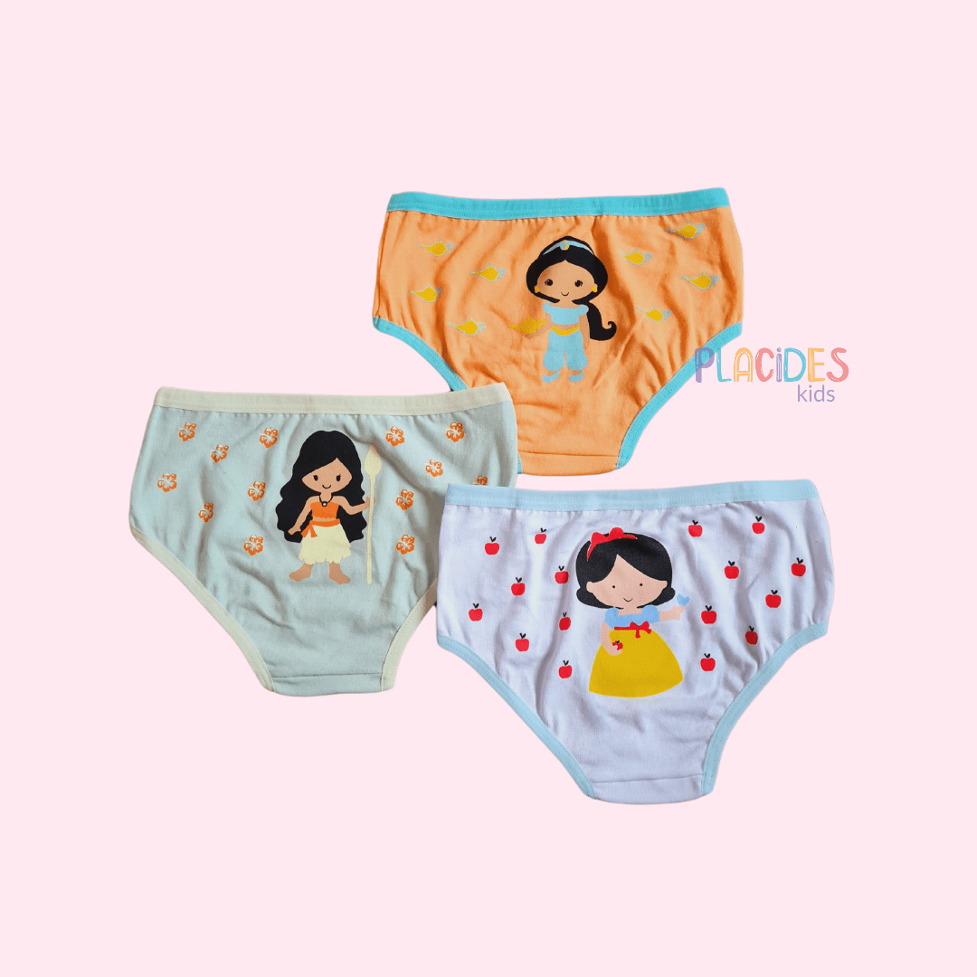 KIT COM 3 CALCINHAS INFANTIS PRINCESAS MOANA, BRANCA DE NEVE E JASMINE