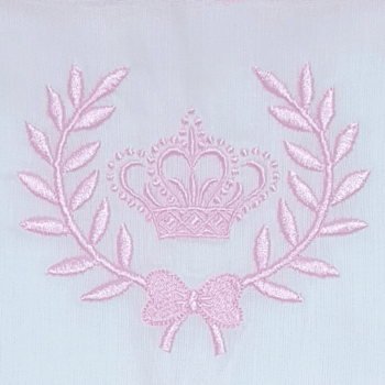 FRALDA DE OMBRO REALEZA 70X70CM COM BARRA ESTAMPADA DE COROAS BRANCA COM ROSA