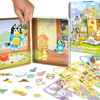 LATINHA MAGNÉTICA FAMILIA BLUEY COM 75 PEÇAS E 2 CENÁRIOS PARA BRINCAR E CRIAR