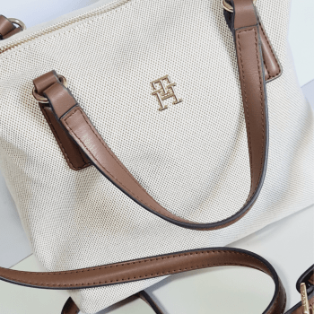 BOLSA COM ALÇA DE OMBRO E MÃO BEGE E CARAMELO TOMMY HILFIGER