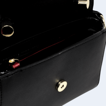 BOLSA CROSSBODY PRETA TRANSVERSAL E ALÇA DE MÃO FERRAGEM DOURADA XW03739 TOMMY HILFIGER