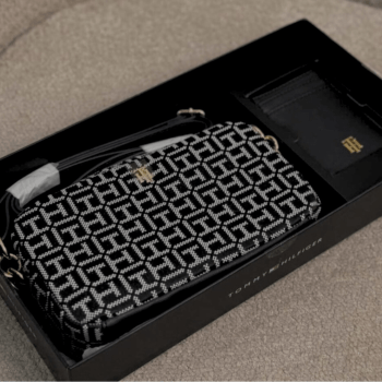 KIT BOLSA CROSSBODY TRANSVERSAL PRETA LOGO + PORTA CARTÕES PRETO LISO TOMMY HILFIGER