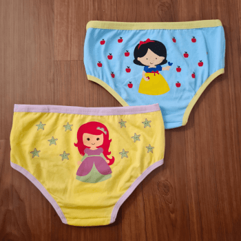 KIT COM 2 CALCINHAS INFANTIS PRINCESAS ARIEL E BRANCA DE NEVE